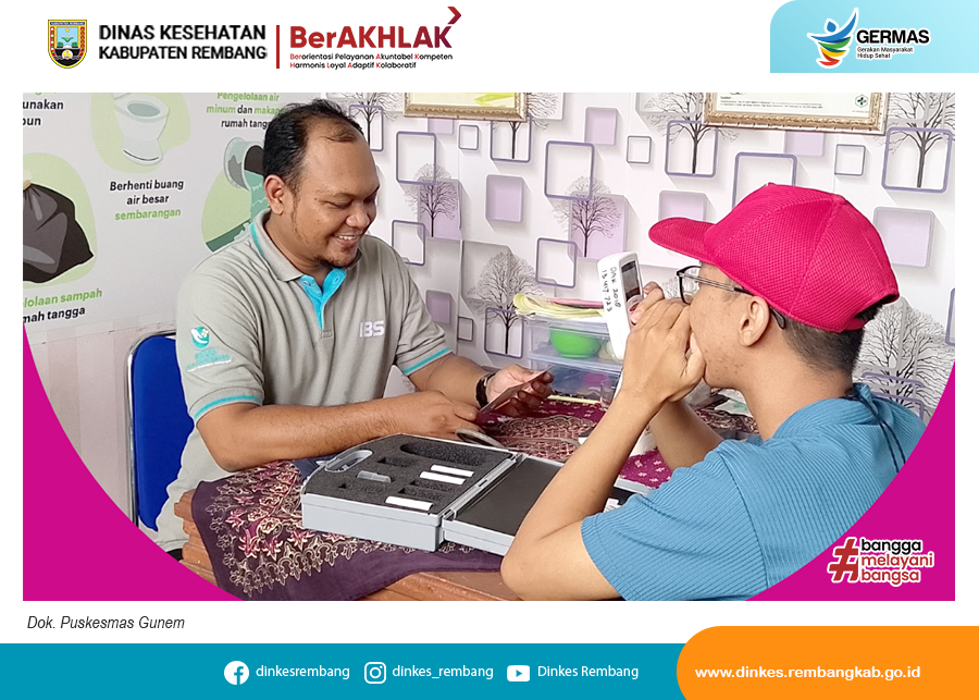 Petugas UBM sedang memberikan konseling pada pasien (perokok) di Klinik UBM Puskesmas Gunem, Kabupaten Rembang, Rabu (31/01/2024).
